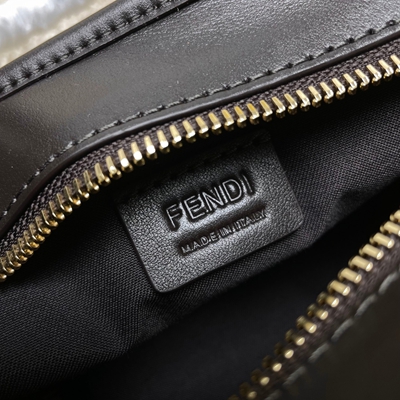 フェンディバッグ角部分ディテール